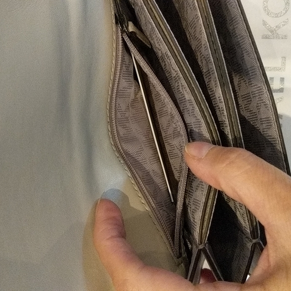 MK clutch handbag Must have ! Beautiful - Picture 3 of 8